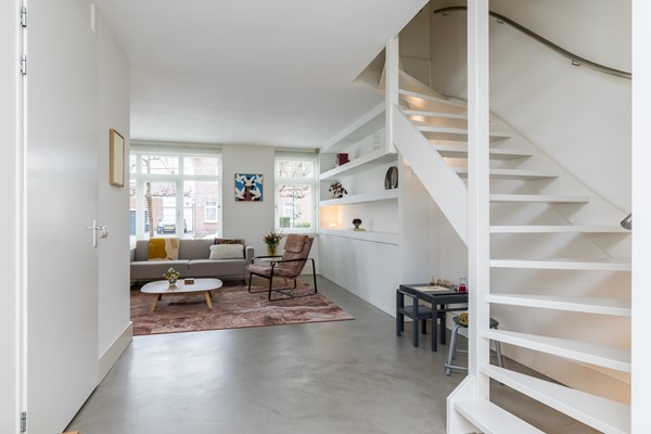 Foto - Te koop: In een rustige en kindvriendelijke woonomgeving staat deze moderne geschakelde twee-onder-een-kapwoning (bouwjaar 2011) met aangebouwde stenen garage, stijlvolle overkapping, vier slaapkamers, twee...